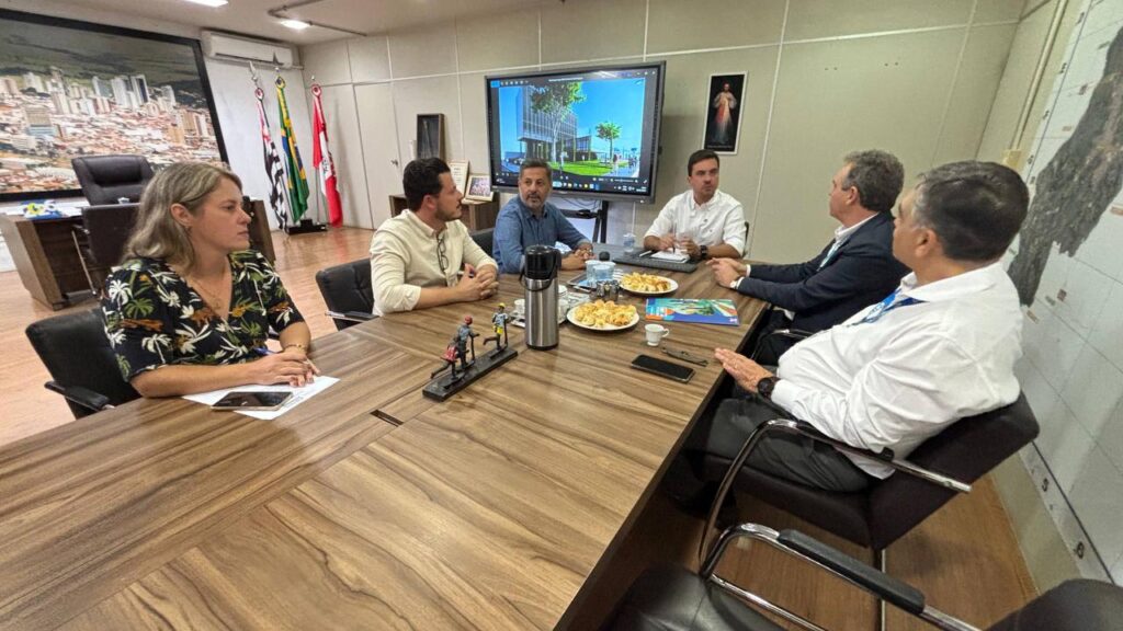 Prefeito Vinicius Camarinha com diretores da Caixa Federal - Colab./Ass. de Imprensa