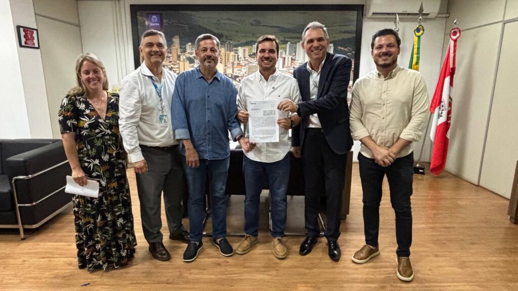 Prefeito Vinicius Camarinha exibe documento de convênios - Colab./Ass. de Imprensa