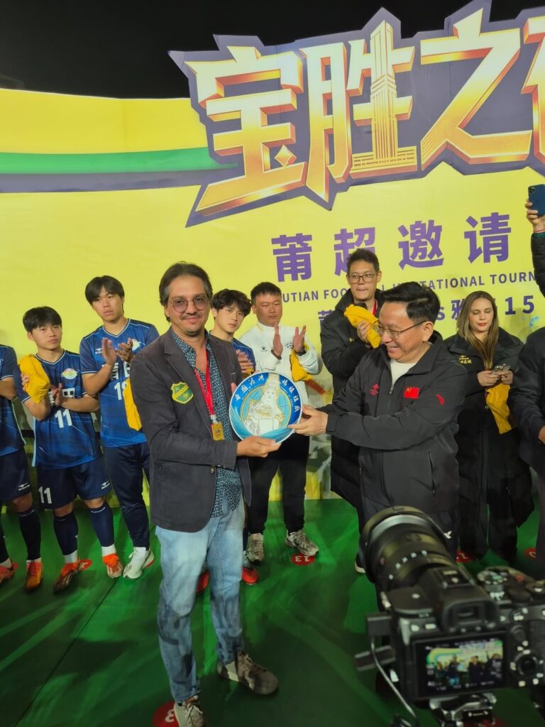 Dirigente do XV de Jaú com lembrança da China - Colab./Ass. de Imprensa