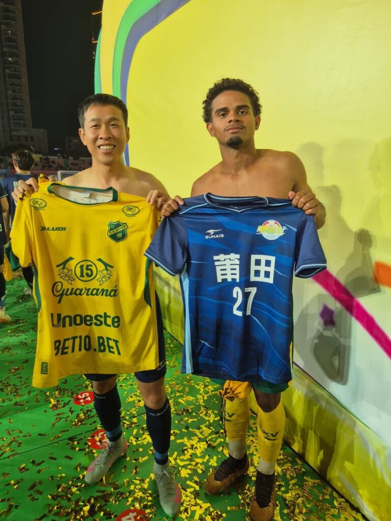 Atletas do XV de Jaú e do Putian trocam camisetas - Colab./Ass. de Imprensa