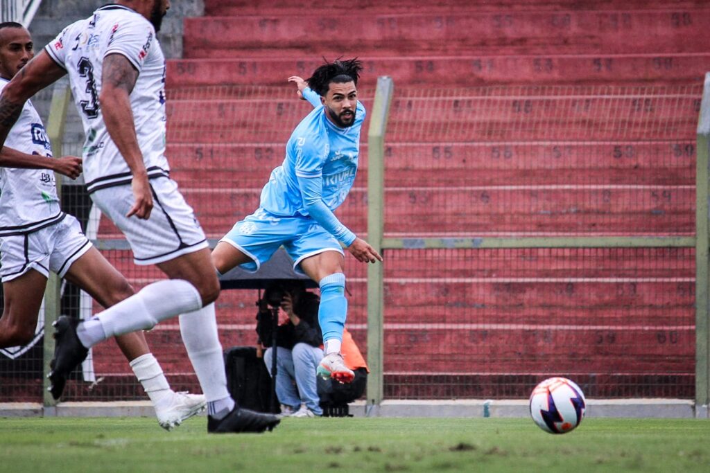 Atleta do MAC corre em direção da bola - Foto/Lucas Daquino