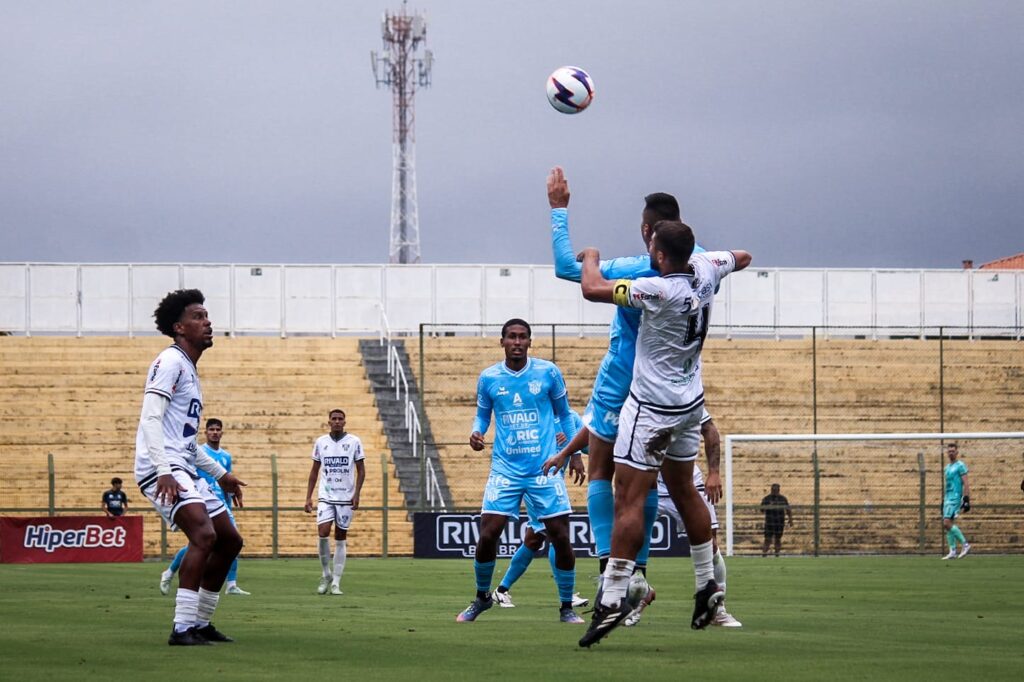 Jogadores disputam a bola pelo alto - Foto/Lucas Daquino