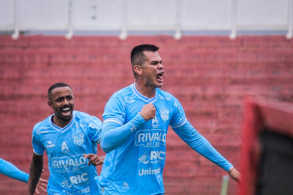 Lucas Lima comemora gol marcado para o MAC - Foto/Lucas Daquino