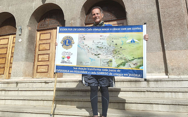 Ativista Zé do Pedal com mapa do trajeto do Caminho da Fé - Foto/Nelson Gonçalves - Folha2