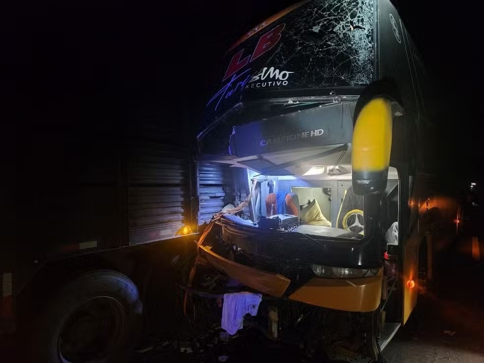 Ônibus ficou bastante danificado no acidente - Colab./PRF