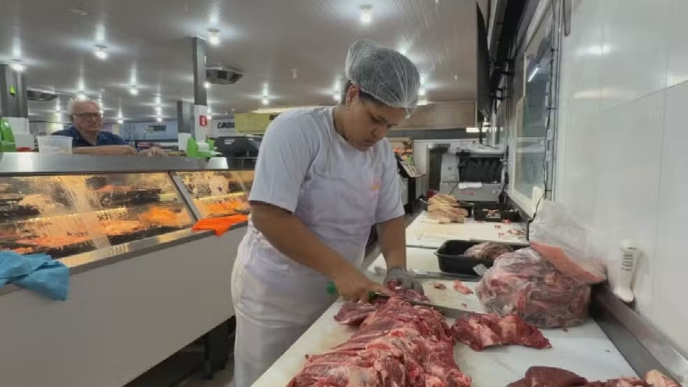 Sergimary Del Carmen Molina, trabalha como açougueira em Catanduva - Foto: João Selare/TV TEM