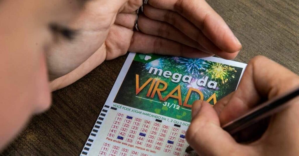 Apostador marca números em volante da Mega Sena - Reprodução/Internet