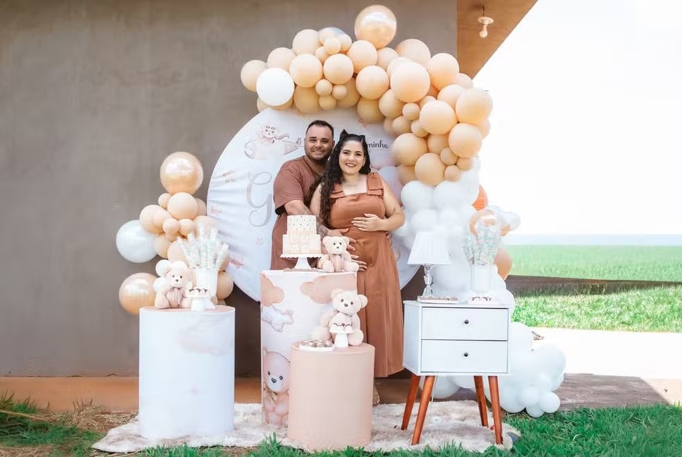 Casal posa para foto - Foto: Saharen Maciel e Tallity Cuenca/Divulgação