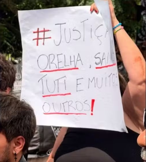 Manifestante segura cartaz durante protesto - Foto: TV TEM / Rodrigo Carraro