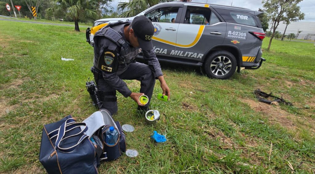 Policial retira drogas de dentro da lata de leite - Colab./Polícia Rodoviária