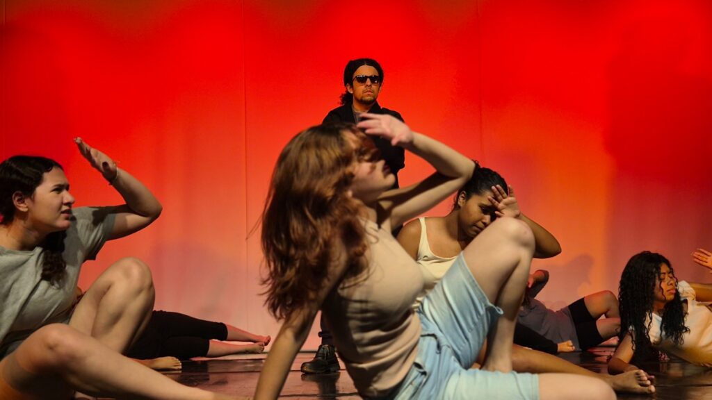 Grupo teatral durante apresentação no Sesi de Marília - Colab./Ass. de Imprensa