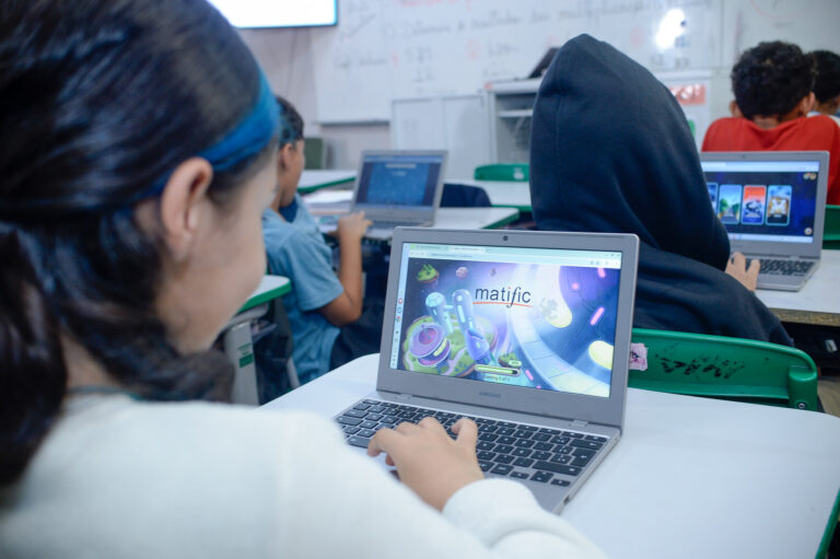 Ascensão das ferramentas digitais e o impacto no desempenho escolar em São Paulo