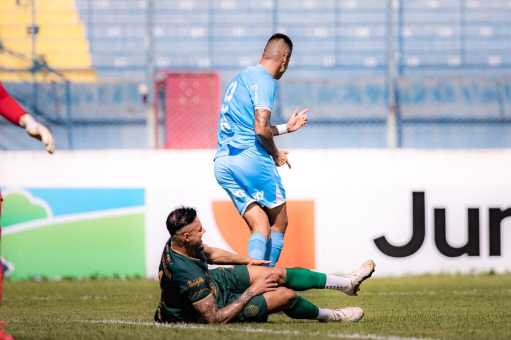 Atleta do MAC disputa bola com goleiro da Francana - Foto:- Matheus Dahsan