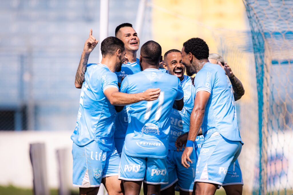 Jogadores do MAC comemoram gol marcado - Foto:- Matheus Dahsan