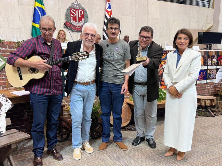 Irmãos Binatti de Uchoa recebem Prêmio Inezita Barroso e consagram luthieria da viola caipira