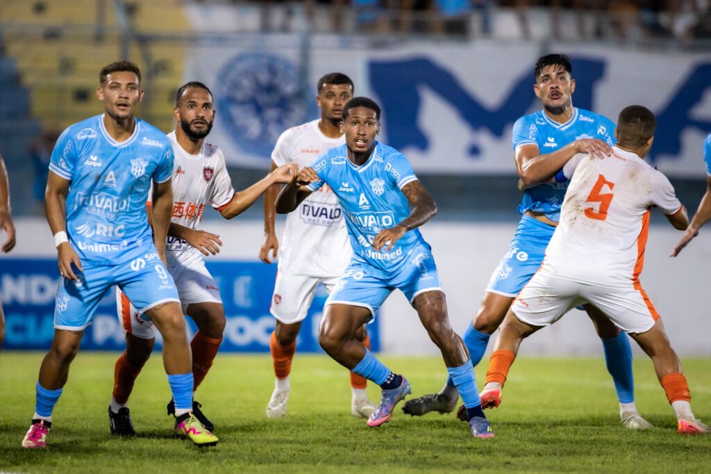 Jogadores do MAC disputam a bola durante o jogo - Foto: Matheus Dahsan