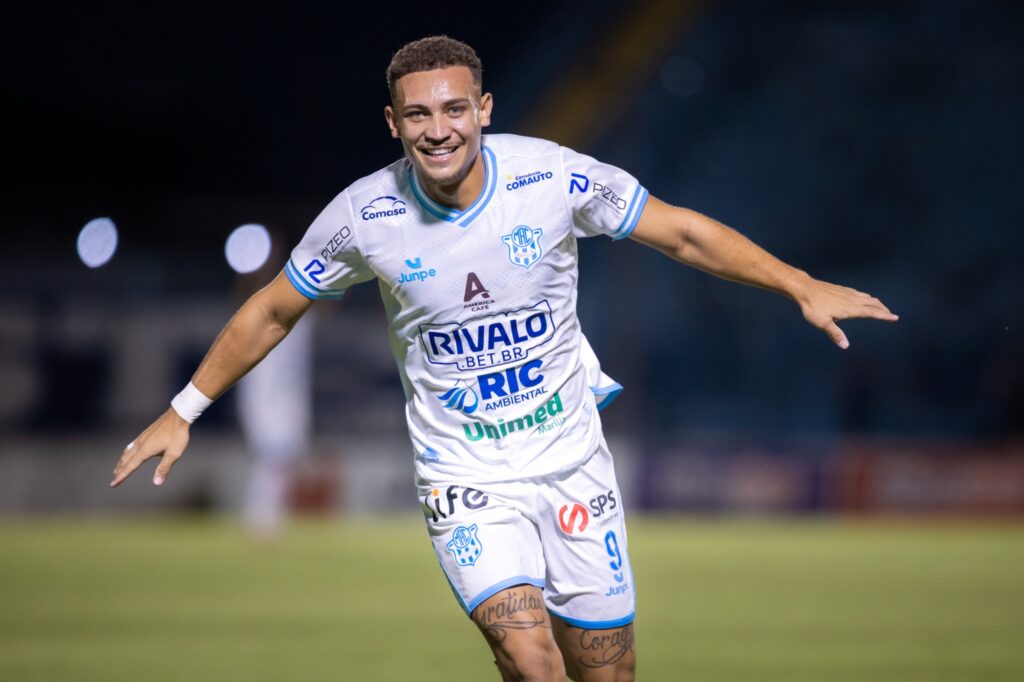 Atleta do MAC comemora gol marcado para o time - Foto: Matheus Dahsan