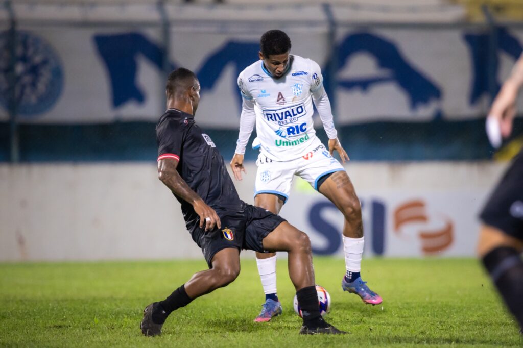 Jogadores do MaC e União Suzano disputam a bola - Foto: Matheus Dahsan