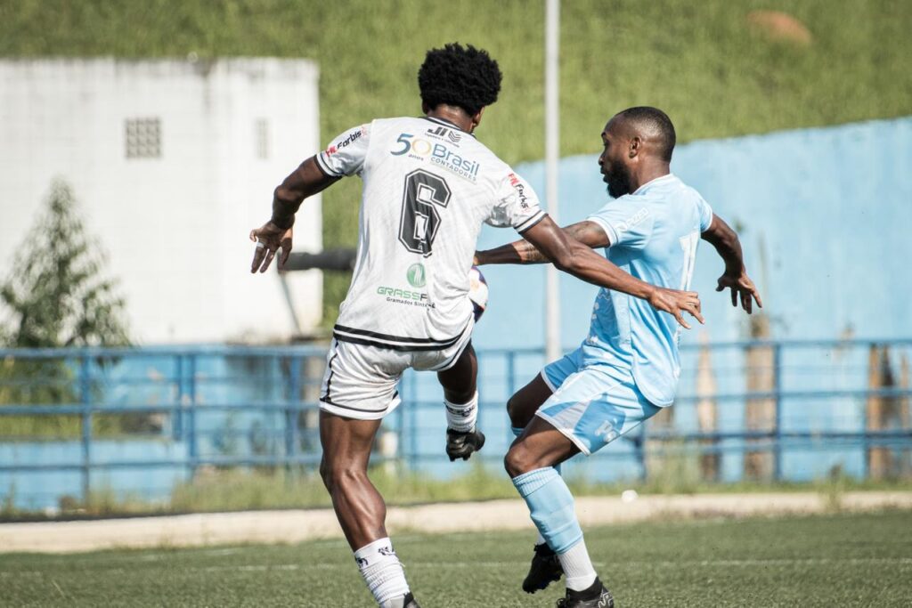 Atletas do MAC e São Benardo disputam a bola - Foto:/ Leonardo Carrara