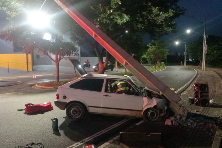 Colisões em postes: mais de 18 mil clientes afetados por falta de energia em Presidente Prudente