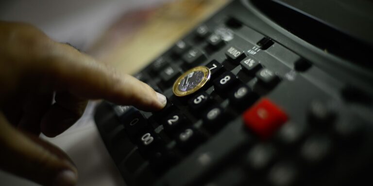 Inflação oficial desacelera para 3,81% em 12 meses, com aceleração em fevereiro