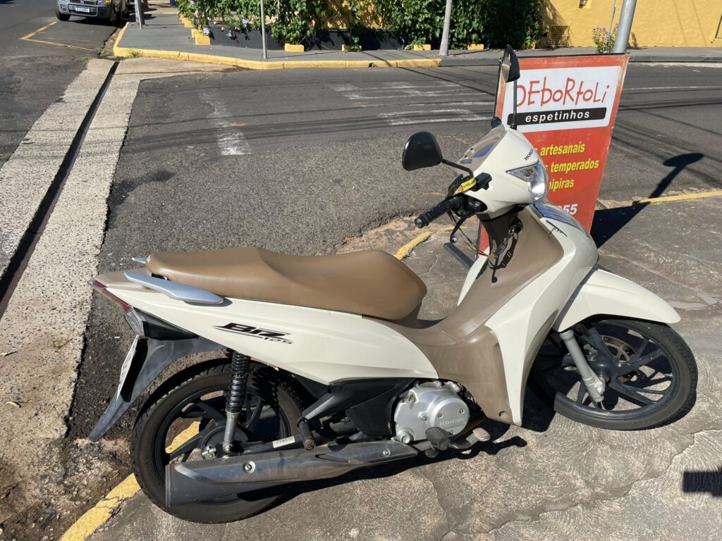 Motociclista se assusta com carro e fica ferida após queda no centro de Birigui