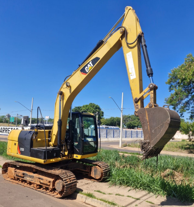 Limpeza de canal em Araçatuba avança para prevenir alagamentos no Iporã