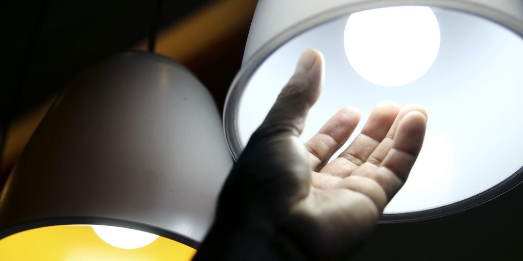 Aneel aprova redução de até R$ 5,5 bilhões na conta de luz de 22 distribuidoras