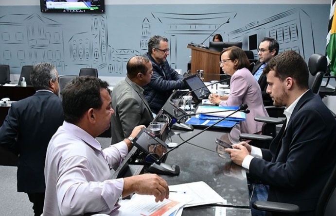 Câmara de Araçatuba avalia convocação de secretária da saúde por filas em UBSs