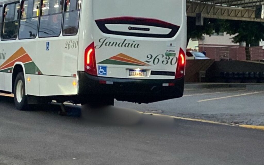 Tragédia em Anhumas: homem morre atropelado por ônibus no Centro