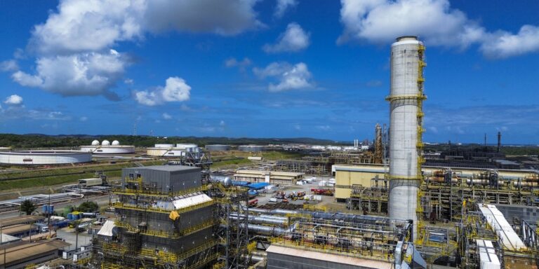 Refinarias da Petrobras operam acima da capacidade e fortalecem produção nacional