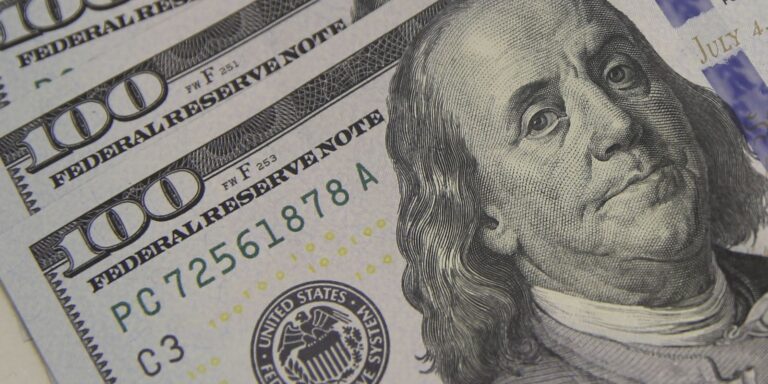 Mercado financeiro: Dólar sobe a R$ 5,06 e bolsa cai com turbulência global e ruído político