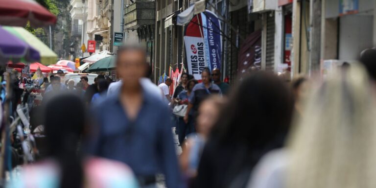 Desemprego de pretos 55% maior que o de brancos, aponta IBGE
