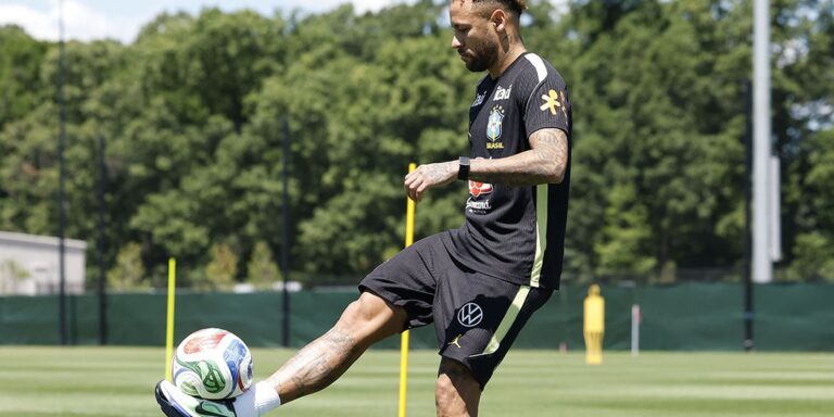 Retorno de Neymar aos treinos da seleção brasileira acende esperança para a Copa