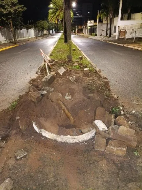 Colisão na avenida dr. rafael paes de barros: veículo atinge canteiro central