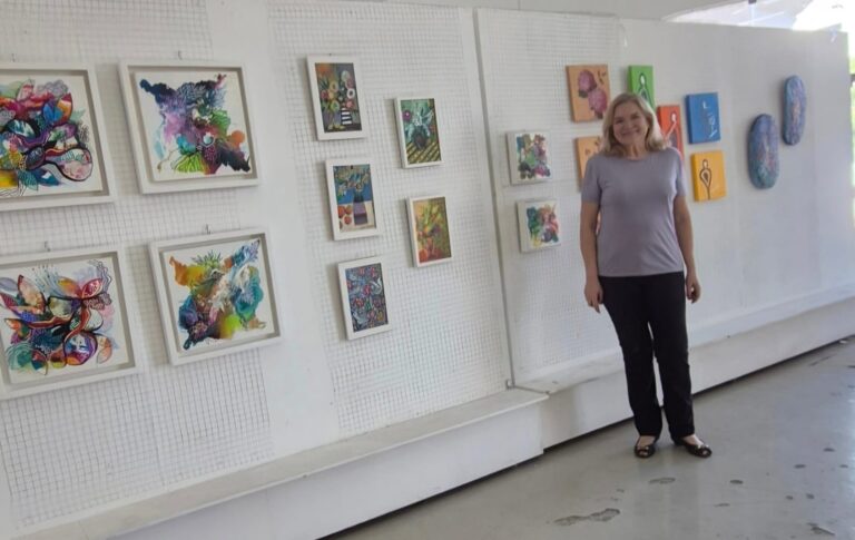 Exposição de Gisele Faganello leva a arte em pequenos formatos para Catanduva