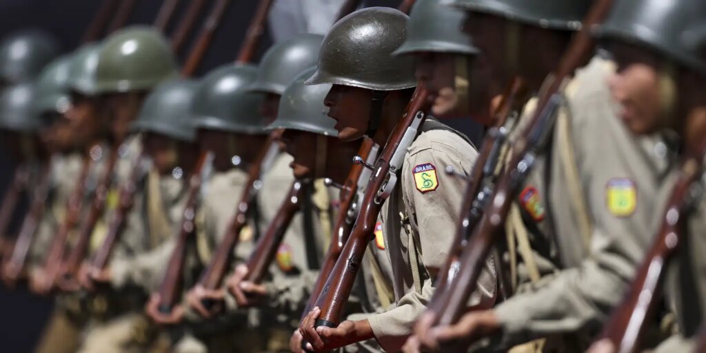 Exército brasileiro assegura patrulha de fronteiras mesmo com corte orçamentário