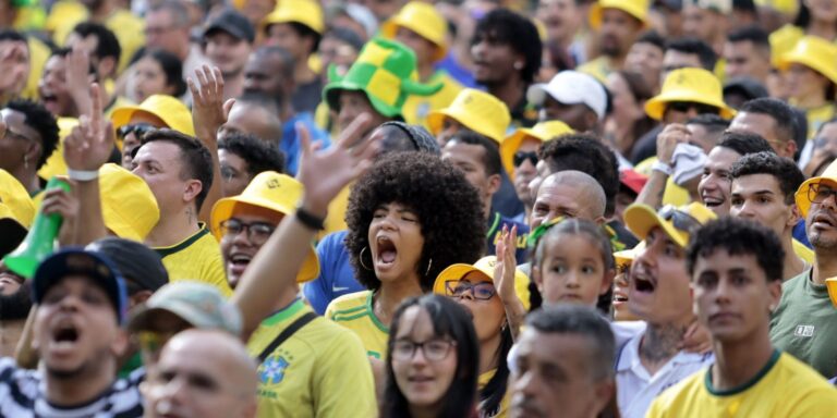 Torcedores se reúnem no Vale do Anhangabaú para vibrar com a Copa do Mundo