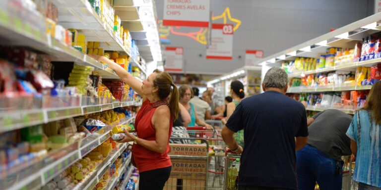 Custo da cesta básica encarece em 17 capitais brasileiras