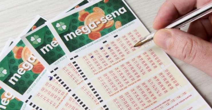 Mega-Sena acumula para R$ 100 milhões e movimenta apostadores