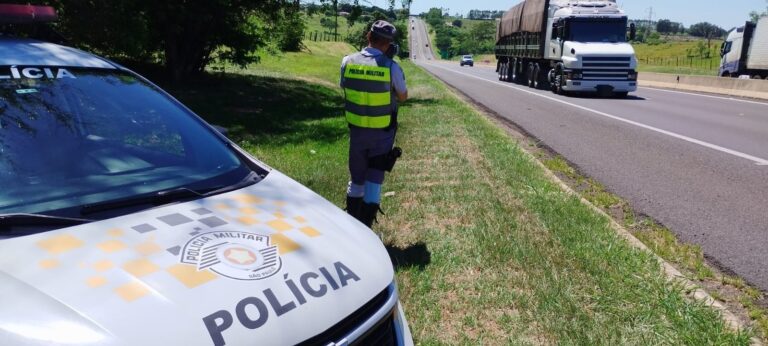 Perigos ao volante: multas por calçados inadequados e embriaguez preocupam no interior de São Paulo