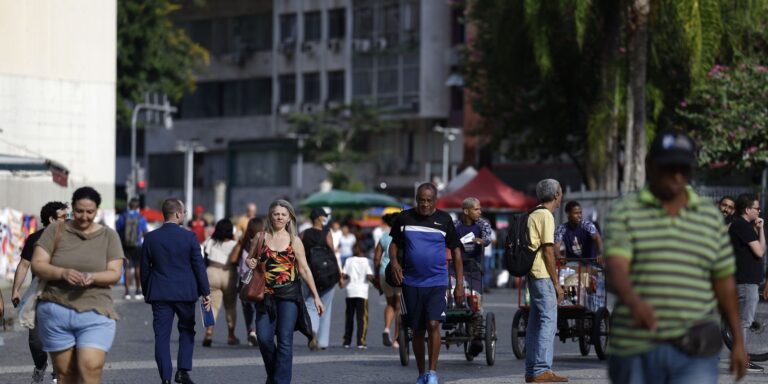 Brasil registra menor crescimento populacional em 2026, aponta IBGE