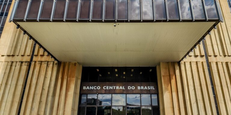 BC reduz taxa Selic para 13,75% ao ano em meio a tensões globais
