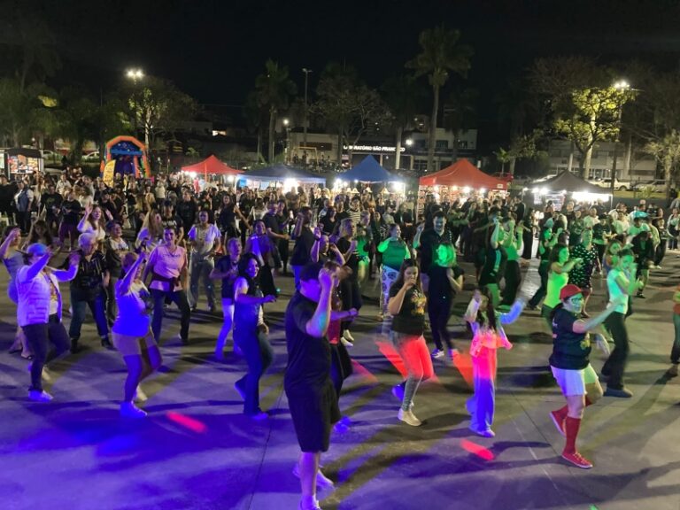 Flashback na praça: Marília revive a era dourada da música e cultura