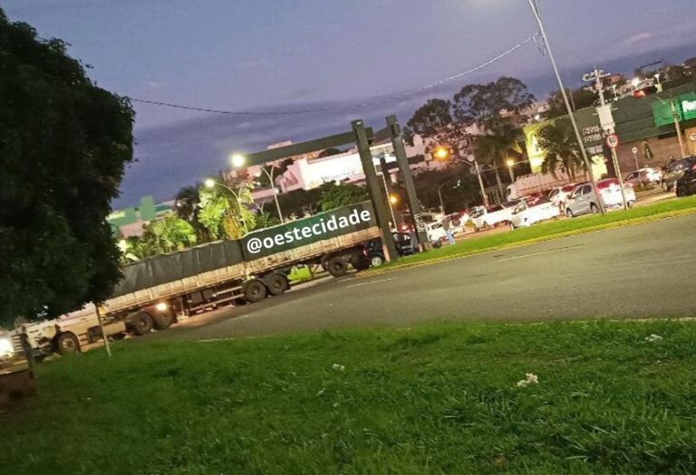 Falha no freio de carreta paralisa avenida em Presidente Prudente