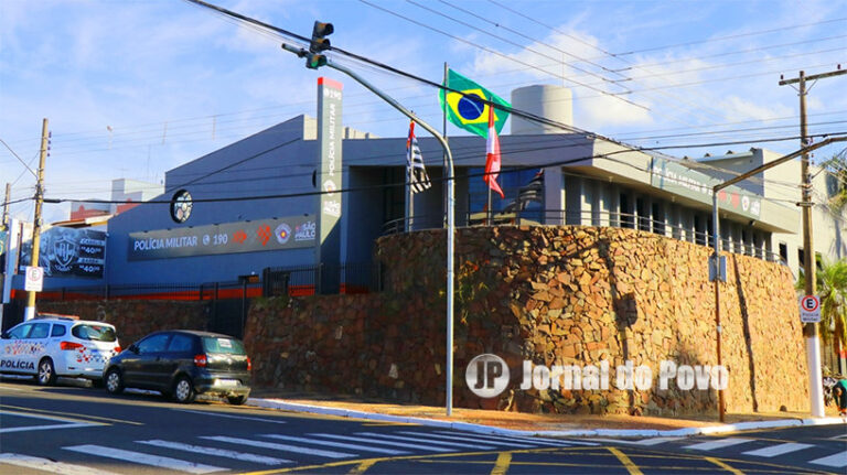 Motorista embriagado colide com viaturas e é preso em Marília