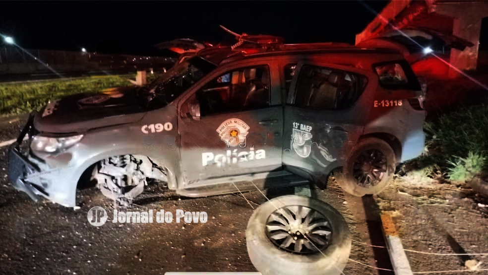 Viatura do Baep capota na Rodovia do Contorno, em Marília, mas policiais saem ilesos