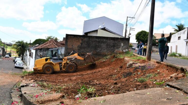Operação conjunta revitaliza terreno na Vila Brasil em Presidente Prudente