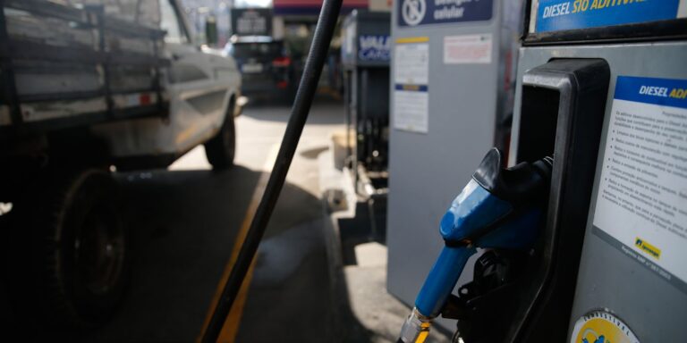Governo amplia subsídios a combustíveis para frear alta do petróleo