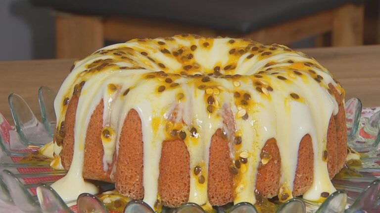 Aprenda a preparar o delicioso bolo de maracujá com brigadeiro branco do Nosso Campo